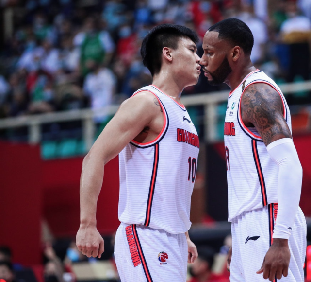  外援双响炮定乾坤，升班马客场奏凯