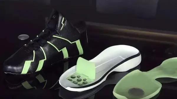  篮球鞋科技革新，新款战靴助力球员弹跳