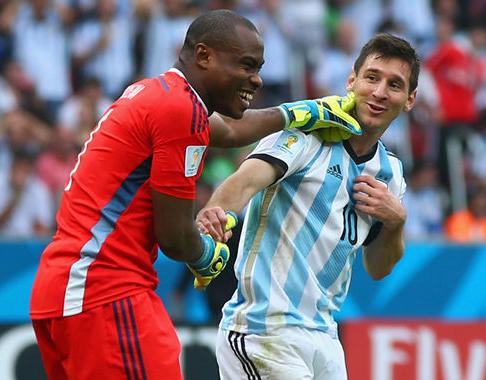  世界杯决赛激战正酣，阿根廷领先巴西