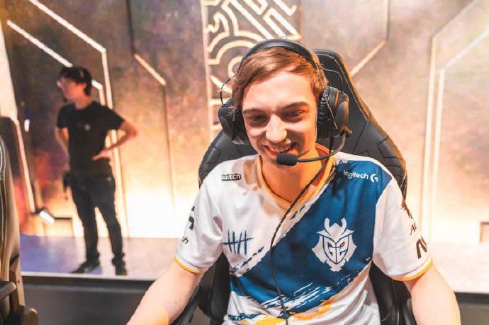  梅德韦杰夫鏖战五盘，苦战险胜挺进决赛