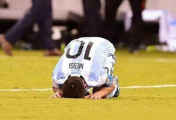  贝雷蒂尼发球重炮，女王杯草地赛轰出25记ACE