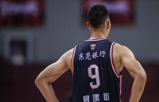  易建联复出首秀带领广东轻取深圳队