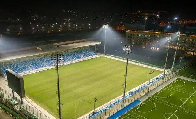  夜间灯光球场投入使用，延长训练时间助力选手备赛  