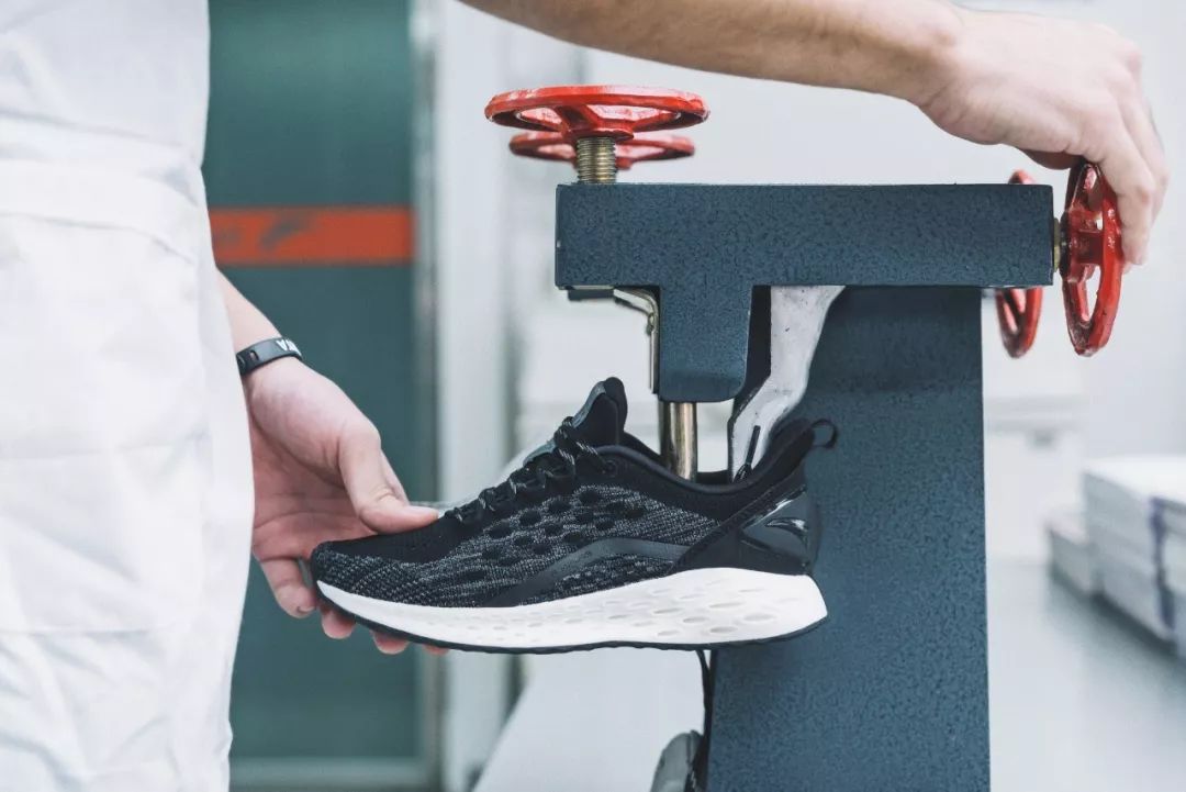  网球鞋科技突破，减震凝胶与轻量化完美结合