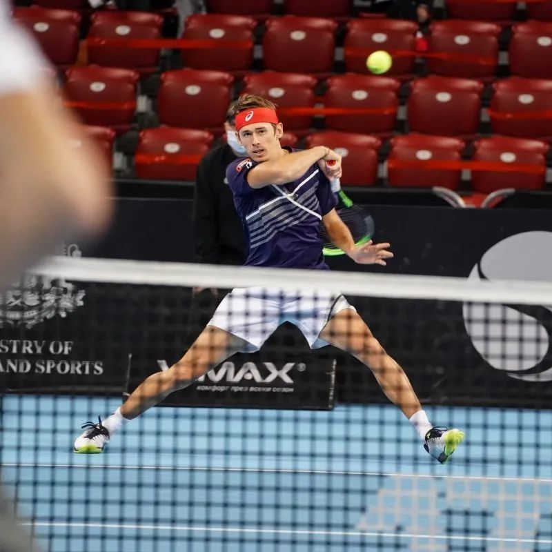  阿利亚西姆网前截击精妙，直落两盘横扫过关