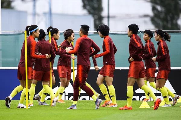  女足姑娘创历史，首次捧起洲际奖杯