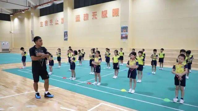  网球进校园活动启动，专业教练指导少年基础训练  