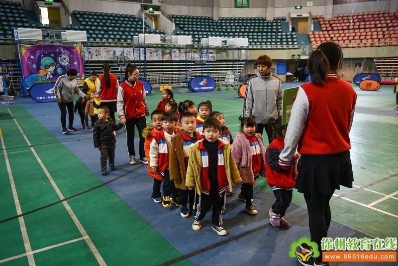  篮球公益行动开展，山区孩子收获梦想球鞋